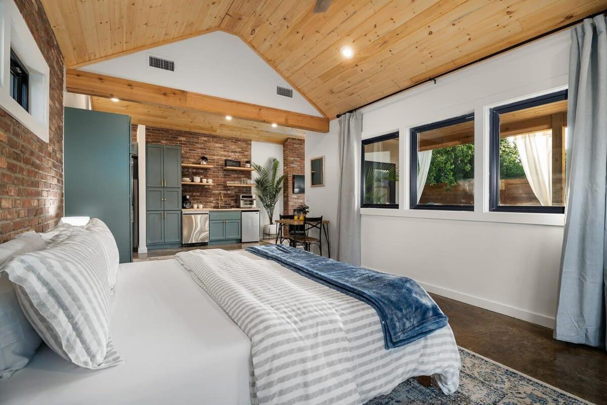Petit Paradis Studio With Hot Tub Fredericksburg Exterior photo