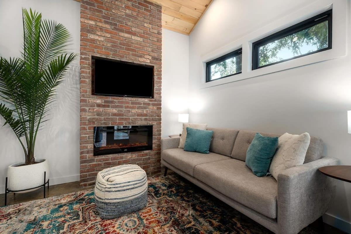 Petit Paradis Studio With Hot Tub Fredericksburg Exterior photo